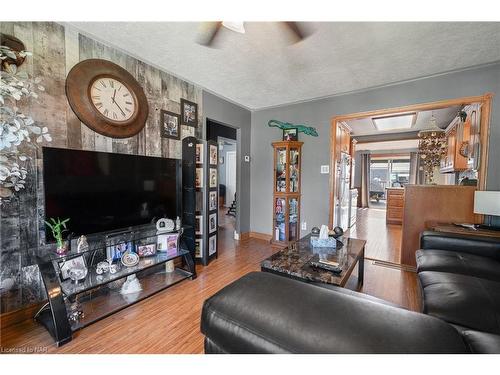 385 Hennepin Avenue, Welland, ON - Indoor Photo Showing Living Room