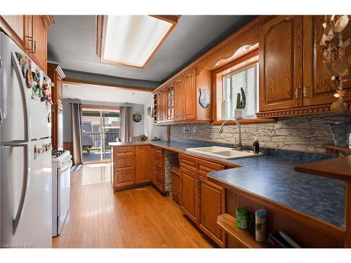385 Hennepin Avenue, Welland, ON - Indoor Photo Showing Kitchen With Double Sink