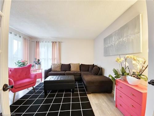 3460 Garner Road, Niagara Falls, ON - Indoor Photo Showing Living Room