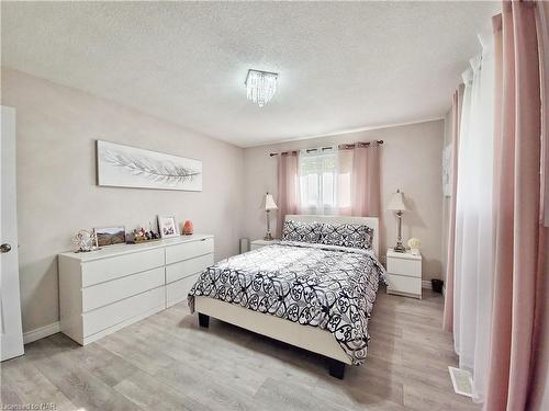 3460 Garner Road, Niagara Falls, ON - Indoor Photo Showing Bedroom
