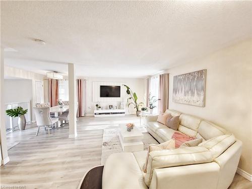 3460 Garner Road, Niagara Falls, ON - Indoor Photo Showing Living Room