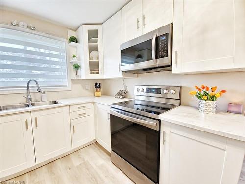 3460 Garner Road, Niagara Falls, ON - Indoor Photo Showing Kitchen With Double Sink