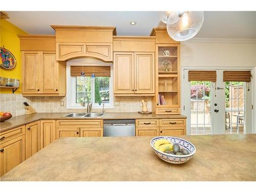 2211 Sandhill Drive, Niagara Falls, ON - Indoor Photo Showing Kitchen With Double Sink