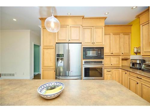 2211 Sandhill Drive, Niagara Falls, ON - Indoor Photo Showing Kitchen