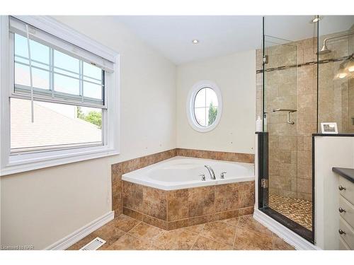 2211 Sandhill Drive, Niagara Falls, ON - Indoor Photo Showing Bathroom