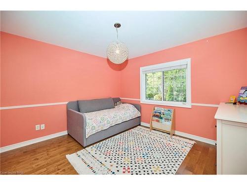 2211 Sandhill Drive, Niagara Falls, ON - Indoor Photo Showing Bedroom