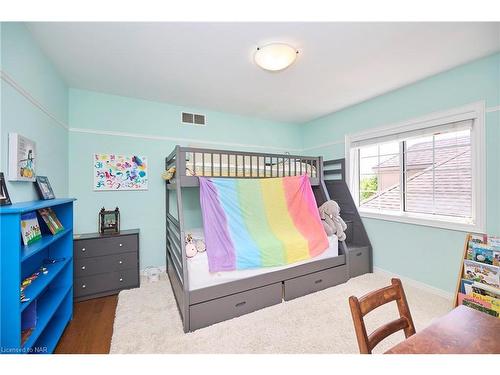 2211 Sandhill Drive, Niagara Falls, ON - Indoor Photo Showing Bedroom