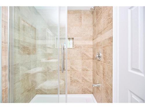 2211 Sandhill Drive, Niagara Falls, ON - Indoor Photo Showing Bathroom