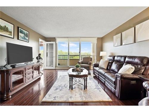 506-3 Towering Heights Boulevard, St. Catharines, ON - Indoor Photo Showing Living Room