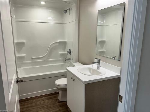 143-50 Herrick Avenue, St. Catharines, ON - Indoor Photo Showing Bathroom