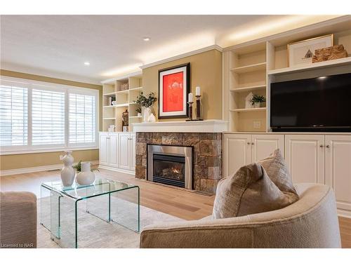 72 Hillcrest Avenue, St. Catharines, ON - Indoor Photo Showing Living Room With Fireplace