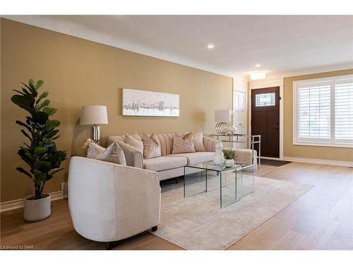 72 Hillcrest Avenue, St. Catharines, ON - Indoor Photo Showing Living Room