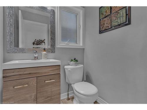 9349 Madison Crescent, Niagara Falls, ON - Indoor Photo Showing Bathroom