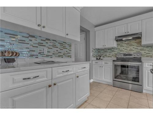 9349 Madison Crescent, Niagara Falls, ON - Indoor Photo Showing Kitchen With Upgraded Kitchen