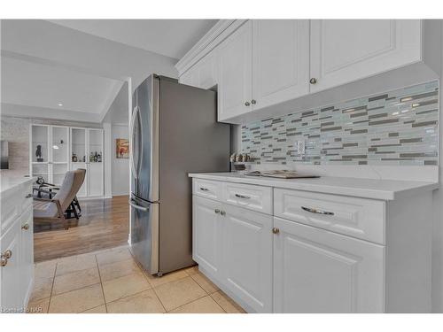 9349 Madison Crescent, Niagara Falls, ON - Indoor Photo Showing Kitchen