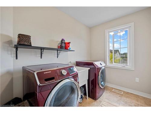 9349 Madison Crescent, Niagara Falls, ON - Indoor Photo Showing Laundry Room
