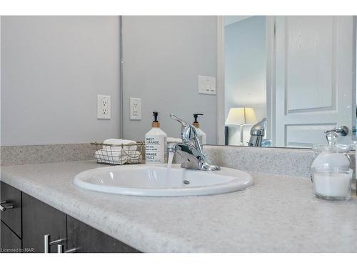 9349 Madison Crescent, Niagara Falls, ON - Indoor Photo Showing Bathroom
