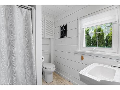 11143 Churchill Avenue, Wainfleet, ON - Indoor Photo Showing Bathroom