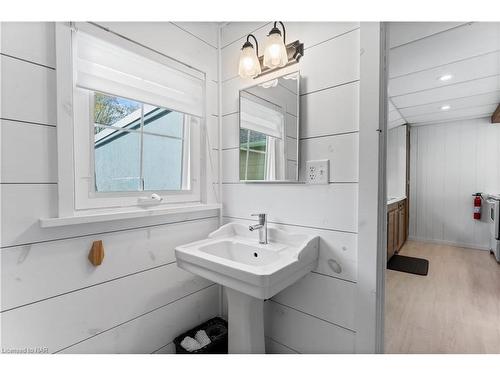 11143 Churchill Avenue, Wainfleet, ON - Indoor Photo Showing Bathroom