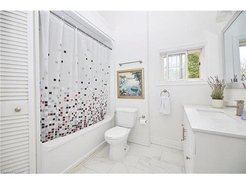 532 Ridgeway Road, Fort Erie, ON - Indoor Photo Showing Bathroom