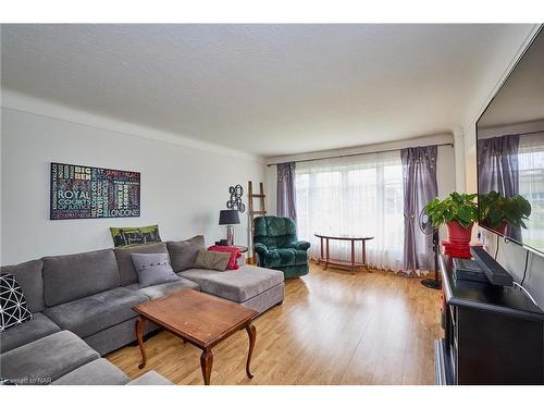66 Rose Avenue, Thorold, ON - Indoor Photo Showing Living Room