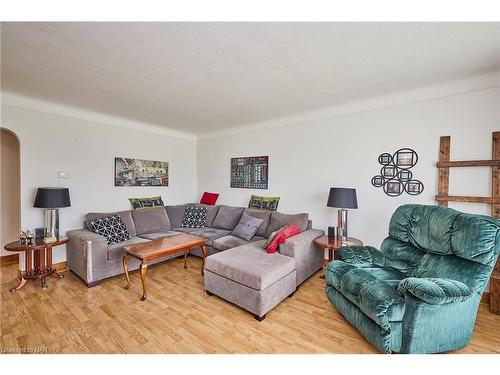 66 Rose Avenue, Thorold, ON - Indoor Photo Showing Living Room