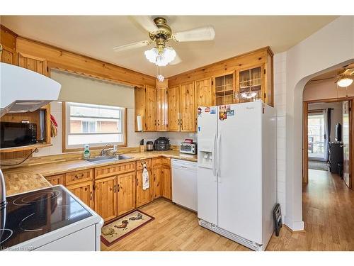 66 Rose Avenue, Thorold, ON - Indoor Photo Showing Kitchen