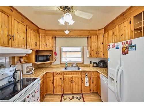 66 Rose Avenue, Thorold, ON - Indoor Photo Showing Kitchen