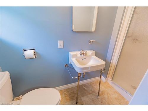 6059 Stevens Street, Niagara Falls, ON - Indoor Photo Showing Bathroom