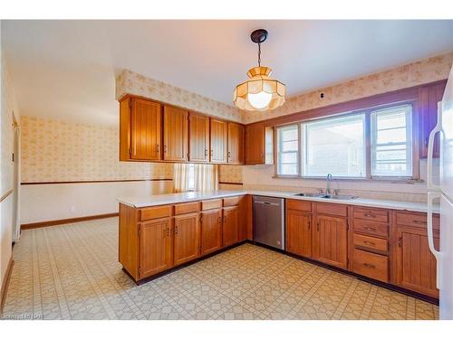 6059 Stevens Street, Niagara Falls, ON - Indoor Photo Showing Kitchen With Double Sink