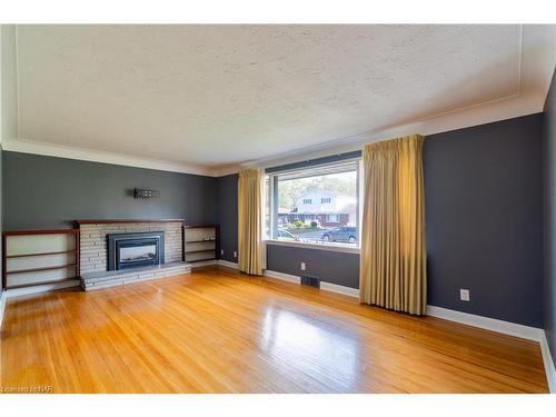 6059 Stevens Street, Niagara Falls, ON - Indoor Photo Showing Living Room With Fireplace