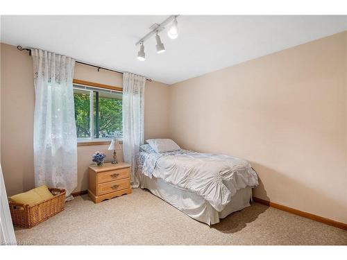 41 Neptune Drive, St. Catharines, ON - Indoor Photo Showing Bedroom