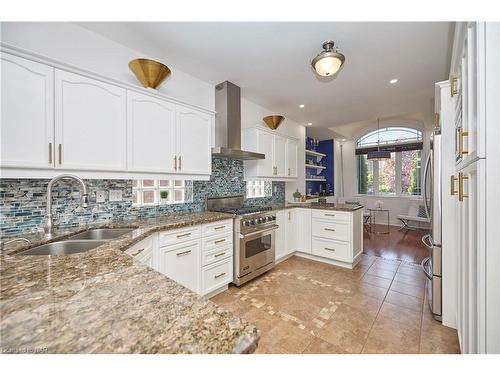 4085 Highland Park Drive, Lincoln, ON - Indoor Photo Showing Kitchen With Double Sink With Upgraded Kitchen