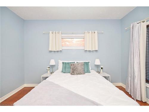 4085 Highland Park Drive, Lincoln, ON - Indoor Photo Showing Bedroom
