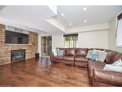4085 Highland Park Drive, Lincoln, ON - Indoor Photo Showing Living Room With Fireplace