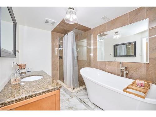 4085 Highland Park Drive, Lincoln, ON - Indoor Photo Showing Bathroom