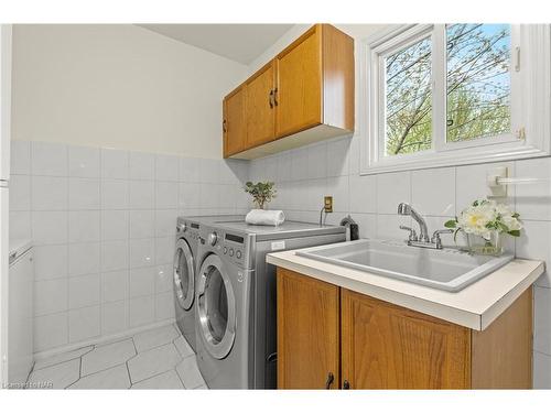 31 Bloomfield Trail, Richmond, ON - Indoor Photo Showing Laundry Room