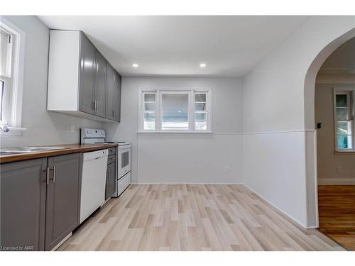 575 Steele Street, Port Colborne, ON - Indoor Photo Showing Kitchen