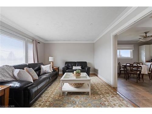 1030 Line 1 Road, Niagara-On-The-Lake, ON - Indoor Photo Showing Living Room