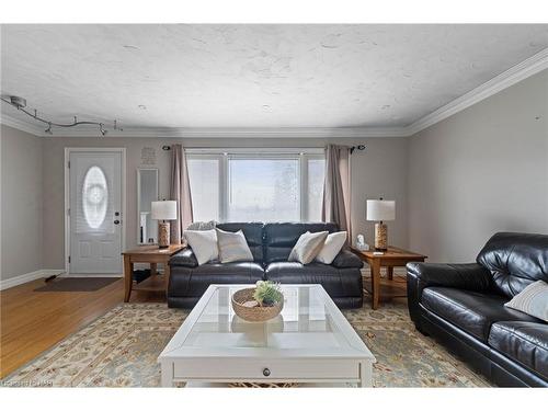 1030 Line 1 Road, Niagara-On-The-Lake, ON - Indoor Photo Showing Living Room