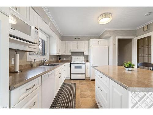 1030 Line 1 Road, Niagara-On-The-Lake, ON - Indoor Photo Showing Kitchen With Double Sink