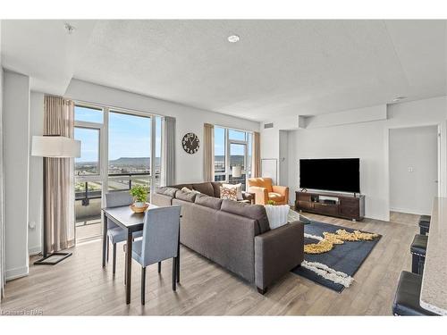 1005-550 North Service Road, Grimsby, ON - Indoor Photo Showing Living Room