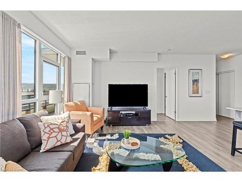 1005-550 North Service Road, Grimsby, ON - Indoor Photo Showing Living Room