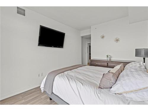 1005-550 North Service Road, Grimsby, ON - Indoor Photo Showing Bedroom