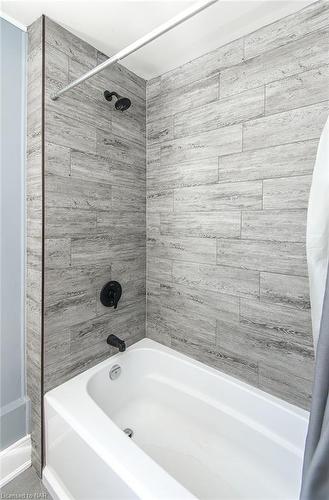 16 Patsy Avenue, Welland, ON - Indoor Photo Showing Bathroom