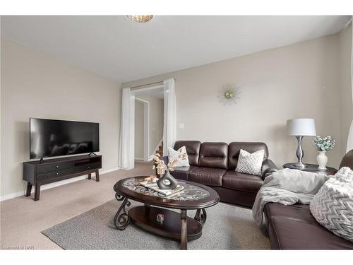 7590 Butternut Boulevard, Niagara Falls, ON - Indoor Photo Showing Living Room