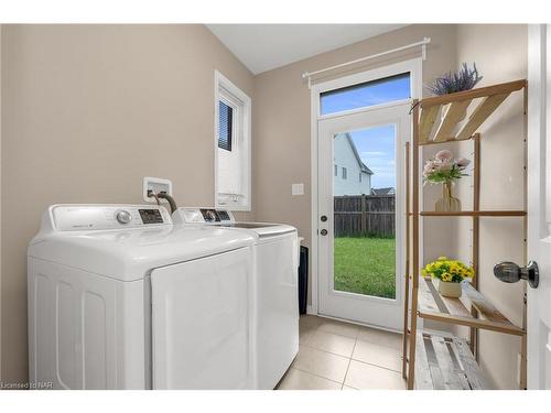 7590 Butternut Boulevard, Niagara Falls, ON - Indoor Photo Showing Laundry Room