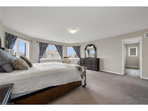 7590 Butternut Boulevard, Niagara Falls, ON - Indoor Photo Showing Bedroom