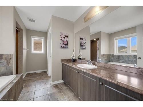 7590 Butternut Boulevard, Niagara Falls, ON - Indoor Photo Showing Bathroom