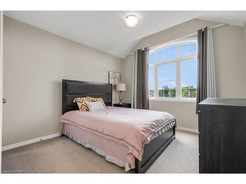 7590 Butternut Boulevard, Niagara Falls, ON - Indoor Photo Showing Bedroom